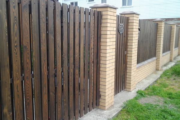 Красивый забор из деревянного штакетника с воротами купить Москва